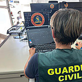 Buscan a un hombre por estafar 20.000 euros a una mujer a la que engañó con una falsa relación sentimental