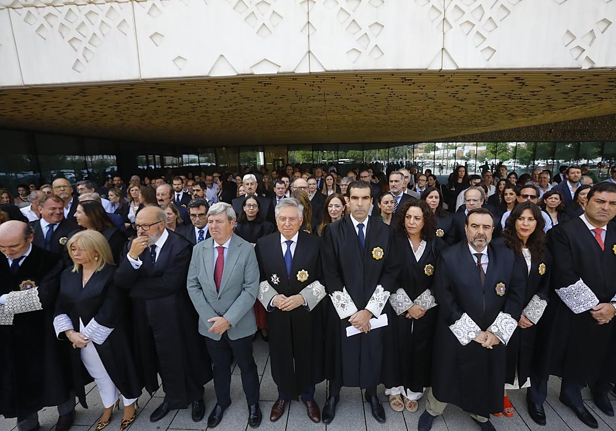Jueces y fiscales en la concentración a las puertas de la Ciudad de la Justicia el 17 de junio
