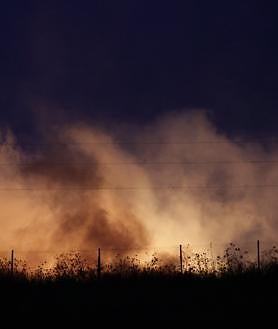 Imagen secundaria 2 - Los efectivos del SEIS están haciendo frente a un incendio de envergagura en el complejo medioambiental de Sadeco (imagen superior). Los bomberos municipales están desplagados (imagen inferior izquierda) en una condiciones difíciles. de noche, con viento y en un clima muy seco. Las columnas de humo son visibles en la zona (imagen inferior derecha)