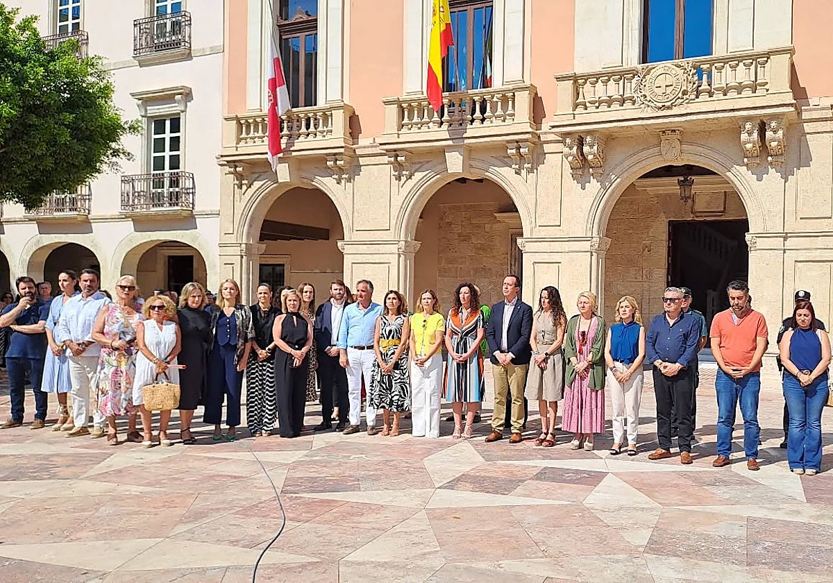 Representantes institucionales durante el minuto de silencio este lunes en la Plaza Vieja de Almería