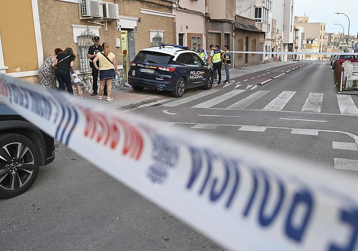 Agentes de Policía Nacional junto a la vivienda de la mujer víctima de violencia de género en Almería