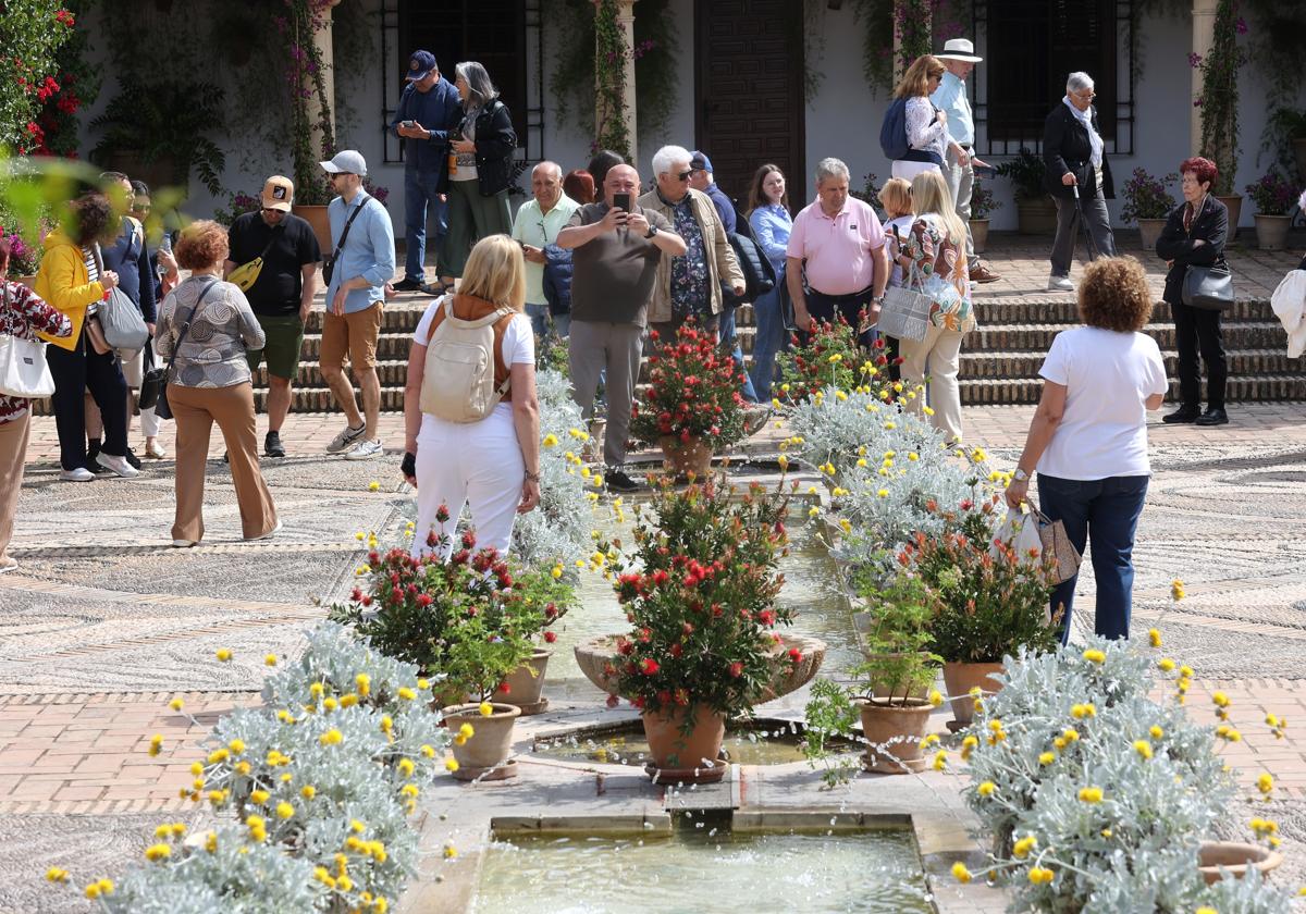 Turistas visitando el Palacio de Viana