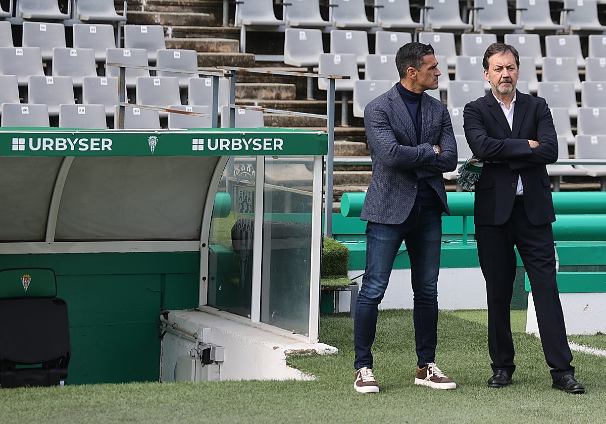 Juanito junto a Fernández Monterrubio en la presentación de Rubén Alves, Corbo y Pedro Ortiz