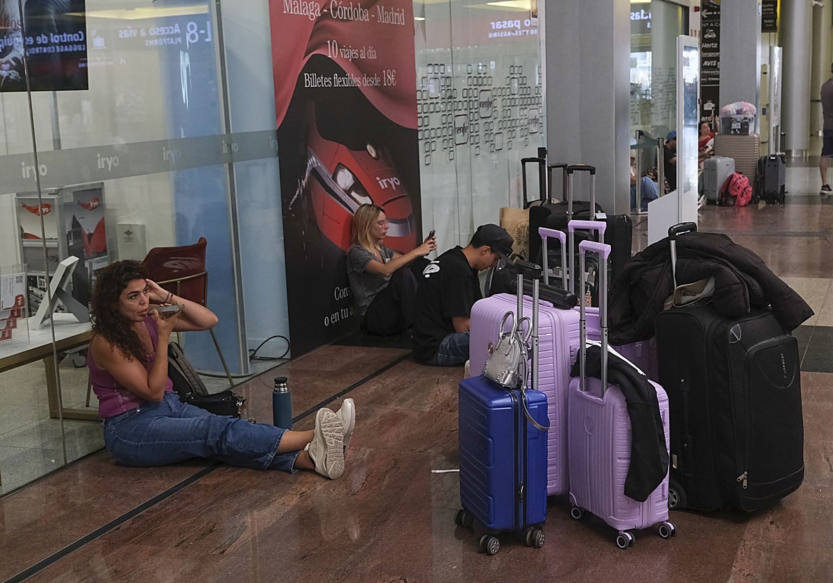 Varias personas se quedan tiradas en la estación de Málaga