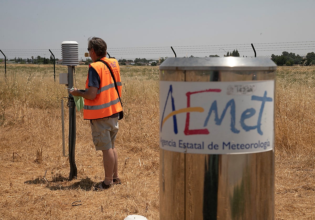 Un responable de la Aemet en el Observatorio Meteorológico del Aeropuerto de Córdoba en el punto de medición