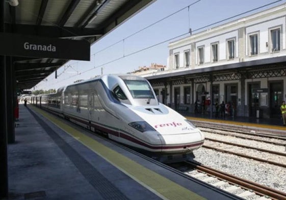 Un tren de alta velocidad en la estación de Granada