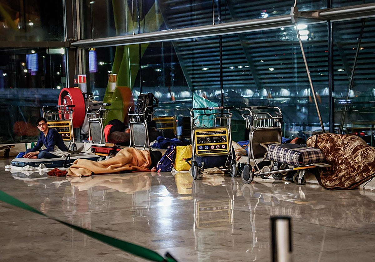 Personas sin techo viviendo en las terminales T1 y T4 de Barajas