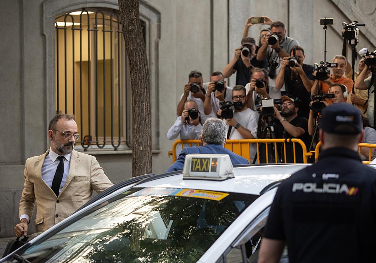 Benet Salellas, a su llegada al Supremo, junto a su cliente, Santos Cerdán