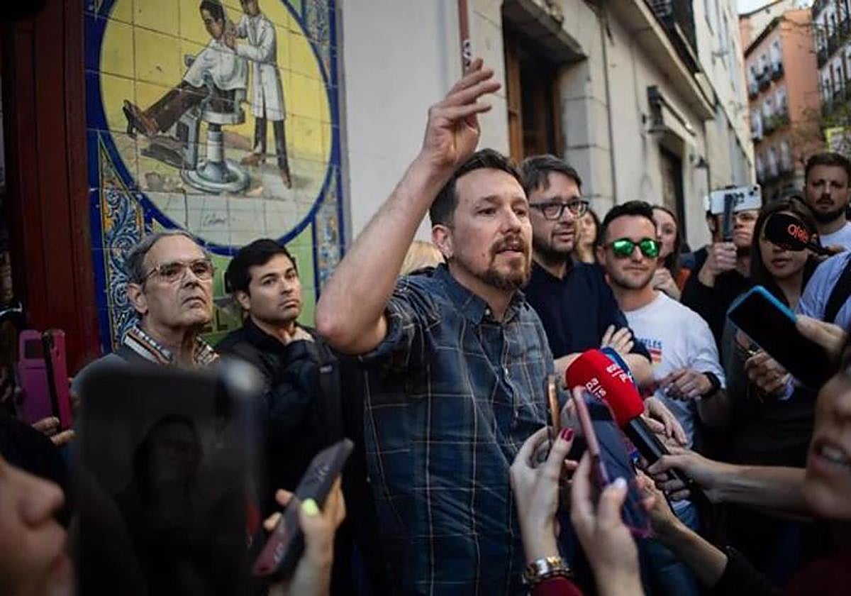 El exlíder de Podemos Pablo Iglesias frente a la Taberna Garibaldi en una imagen de archivo