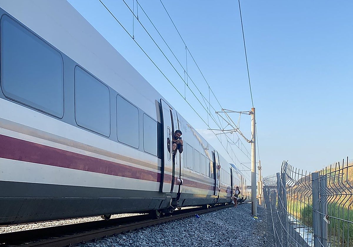 Uno de los trenes afectados por la avería, que circulaba desde Alicante hasta Málaga lleva casi 12 horas parado