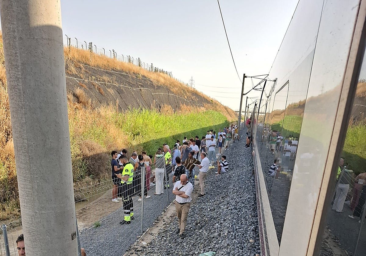 Algunos de los viajeros afectados por la rotura de la catenaria
