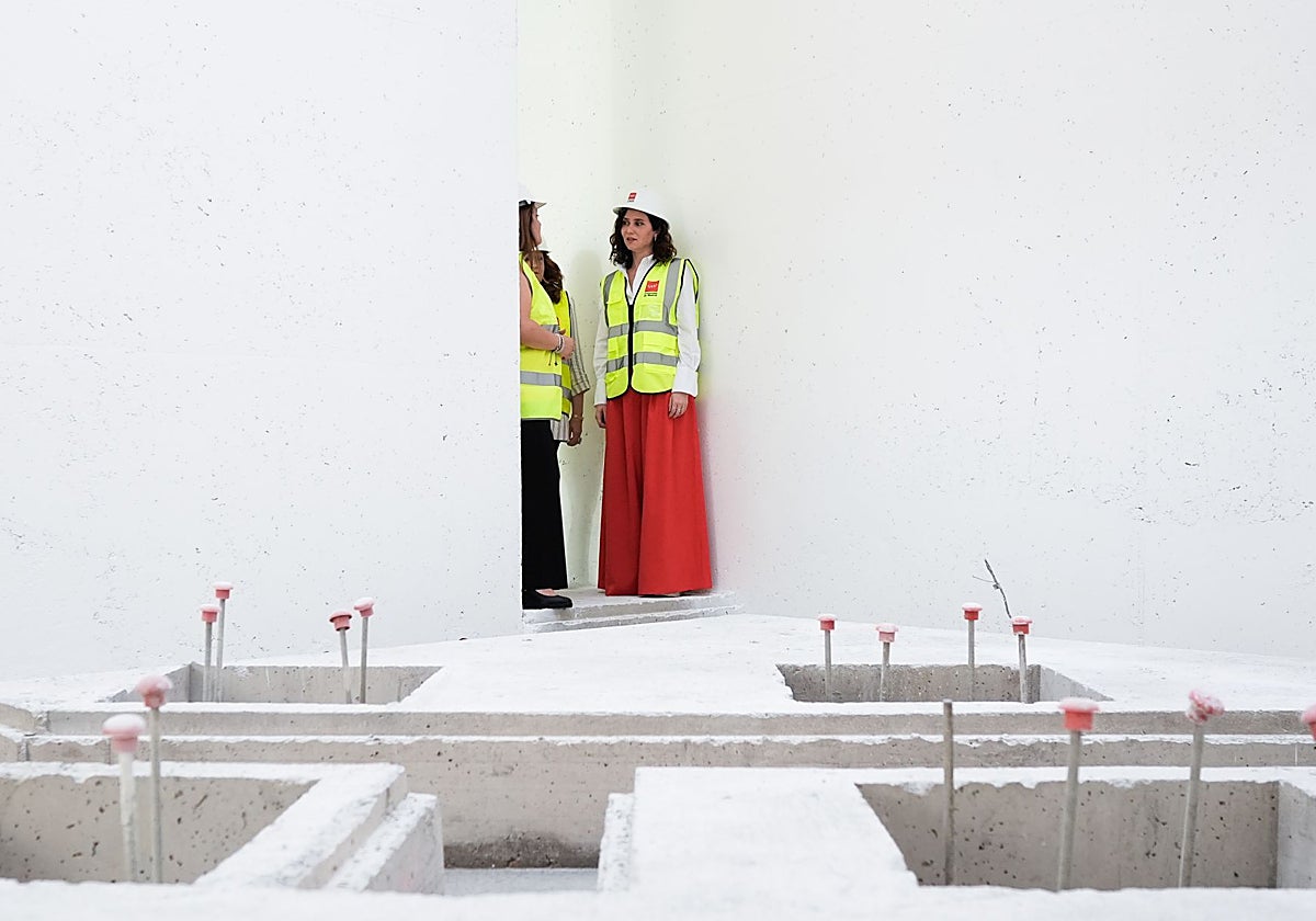 Díaz Ayuso, durante su visita al 'búnker' de la Unidad de Protonterapia