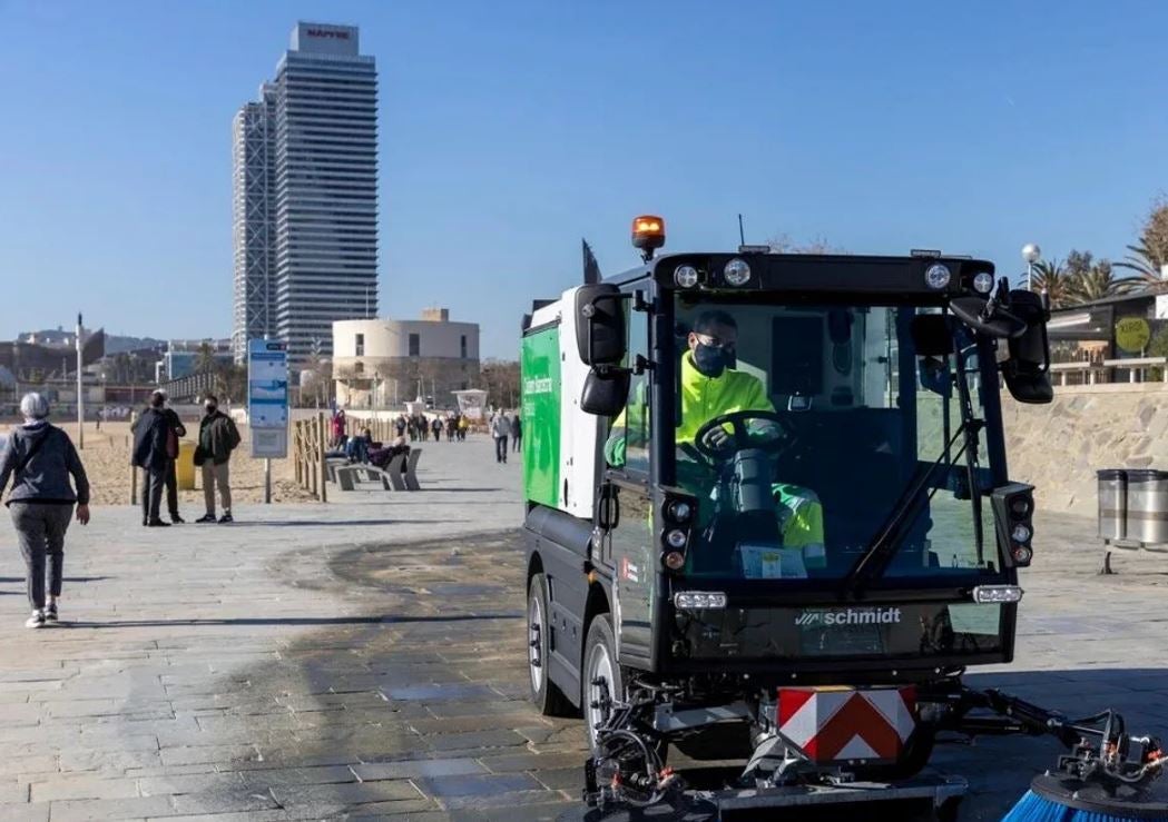 Equipos del servicio municipal de limpieza trabajando en la zona de la playa de Barcelona