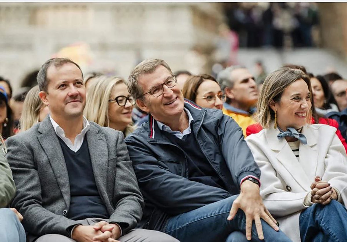 Carlos Velázquez, con Feijóo y Cuca Gamarra en una imagen de archivo de un acto del PP