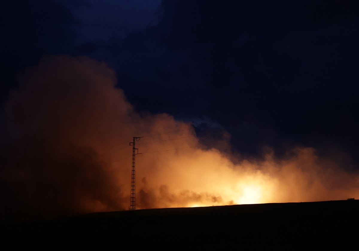 Imagen del incendio en el complejo medioambiental de El Lobatón