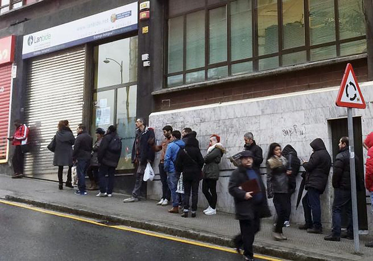 Una cola de ciudadanos ante una de las oficinas de Lambide, el servicio de empleo vasco