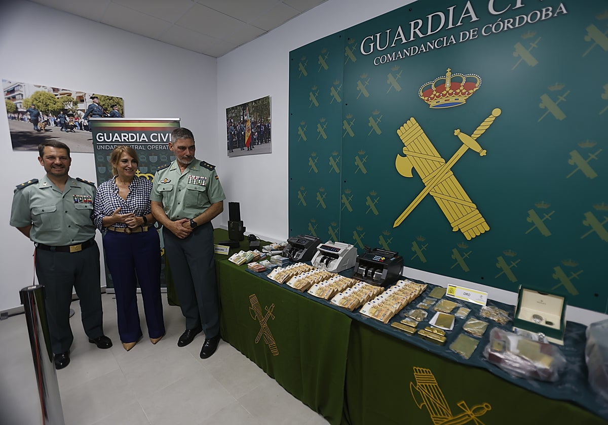 Los responsables de la investigación de la Guardia Civil y la subdelegada del Gobierno en Cördoba con parte del botín