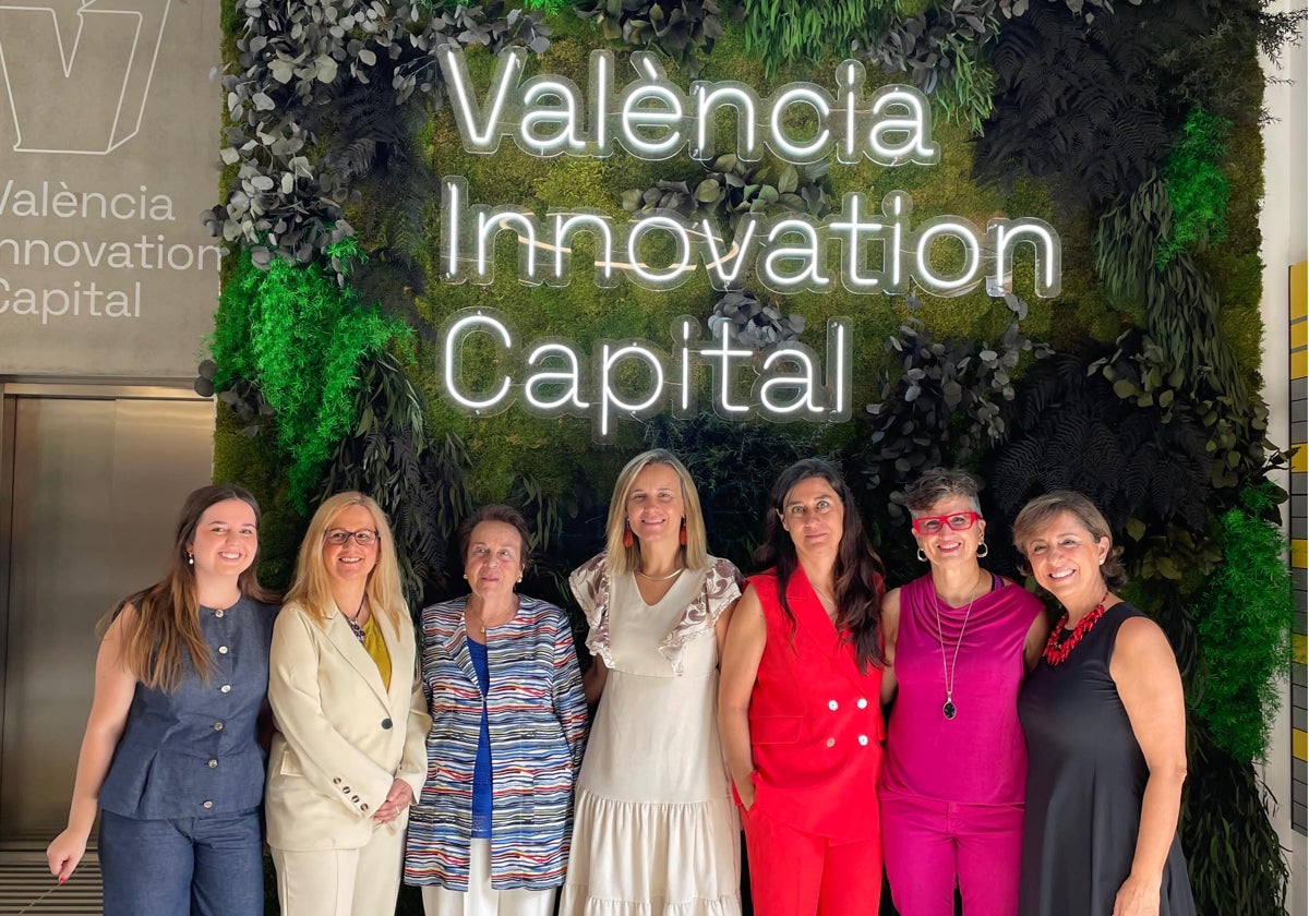 Imagen de la concejal de Innovación del Ayuntamiento de Valencia, Paula Llobet (en el centro)
