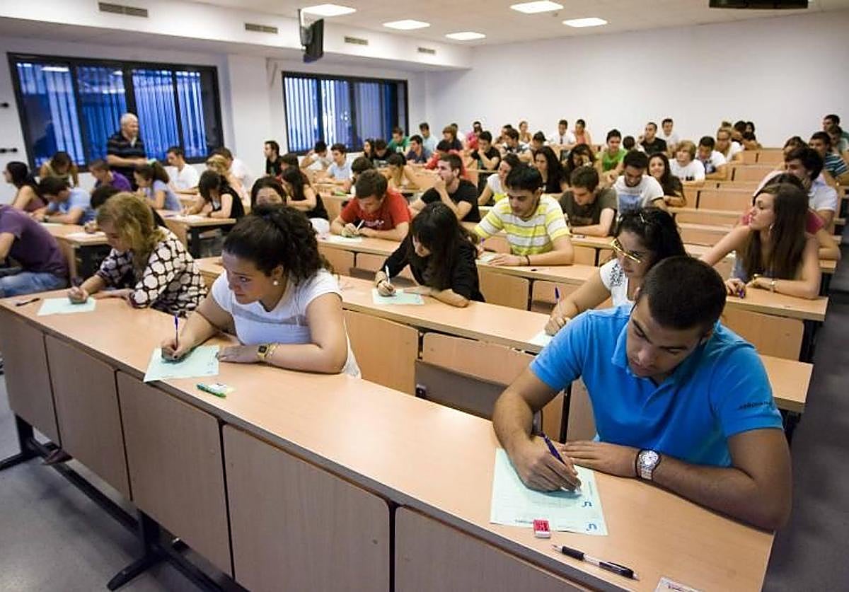 Alumnos en las Pruebas de Acceso a la Universidad en Sevilla