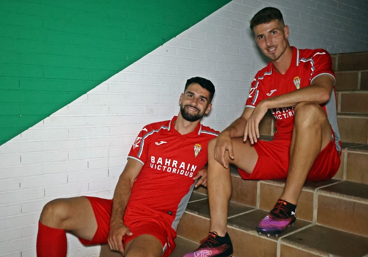 Xavi Sintes y Pedro Ortiz posan con la equipación alternativa de la temporada 2025-26