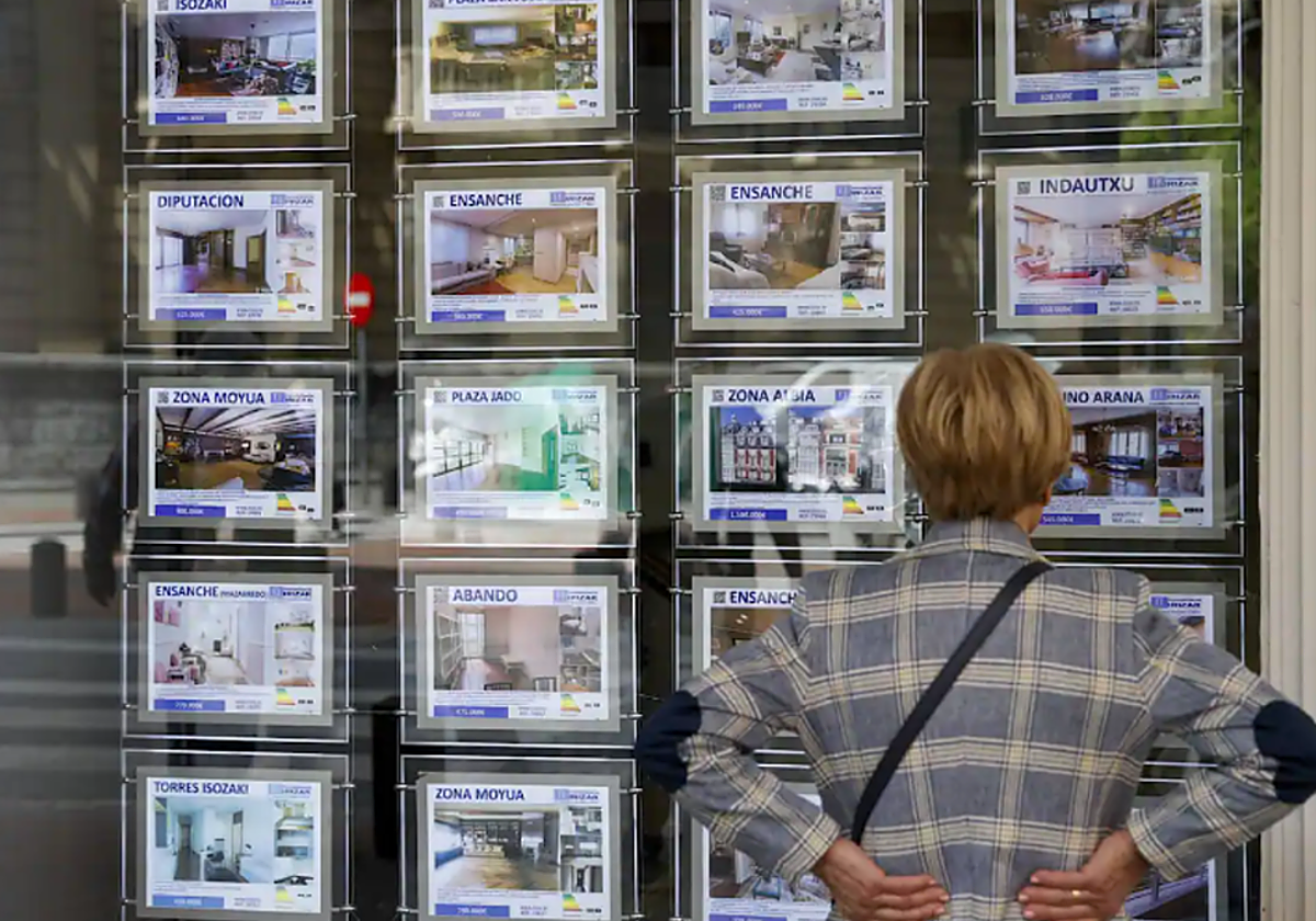 Una mujer en Bilbao frente a una inmobiliaria