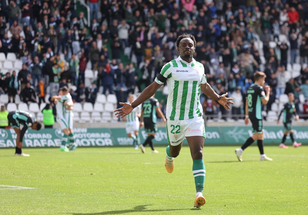Yussi Diarra celebra un gol con el Córdoba CF frente al Atlético Baleares