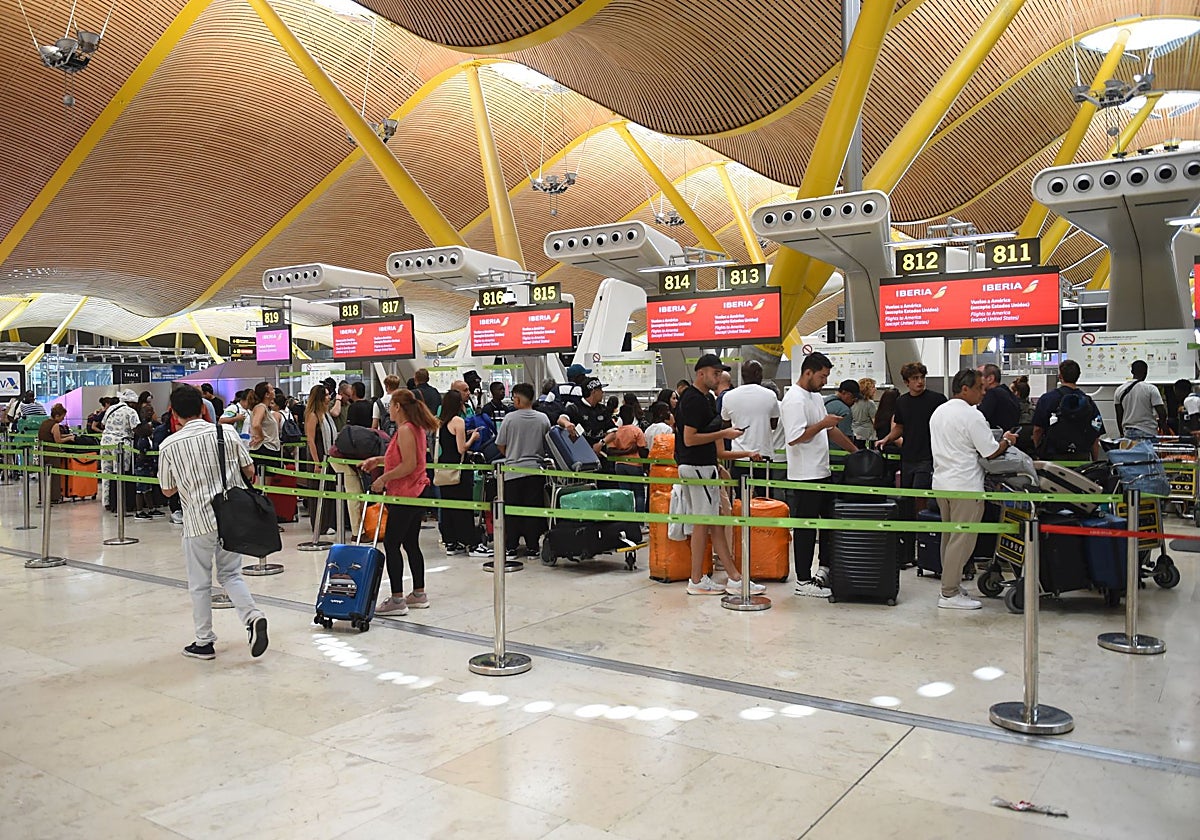 Pasajeros esperan en la entrada de la Terminal 4 durante el colapso de este miércoles