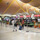 Los afectados por el caos de Barajas: «Llegamos tres horas antes de la salida del vuelo y aún así no hemos podido coger el avión»