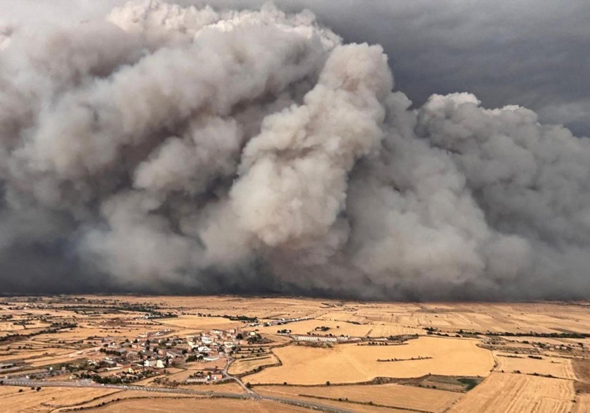 Una imagen de la meganube generada en el incendio de Lérida