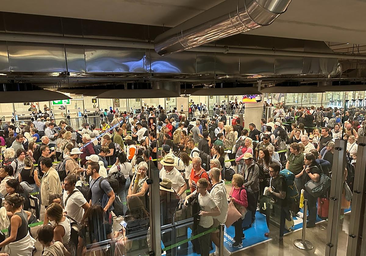 Nueva jornada de caos en los transportes: el control de pasajeros de Barajas, colapsado