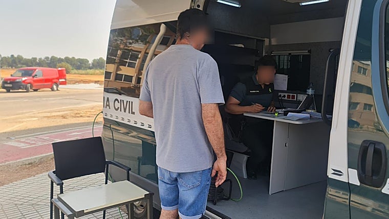 Un vecino siendo atendido en una furgoneta de la Guardia Civil en Paiporta