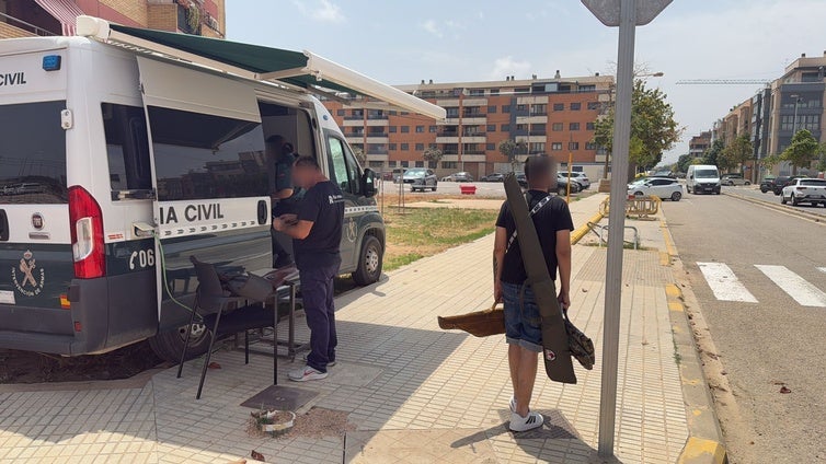 Guardias civiles denuncian deficiencias de seguridad en cuarteles destrozados por la dana: «Manipulamos armas en la calle»