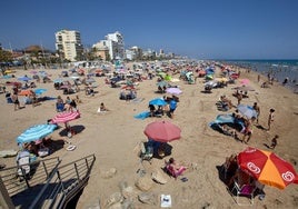 Cierran al baño tres playas en la provincia de Valencia por bacterias de «origen intestinal»