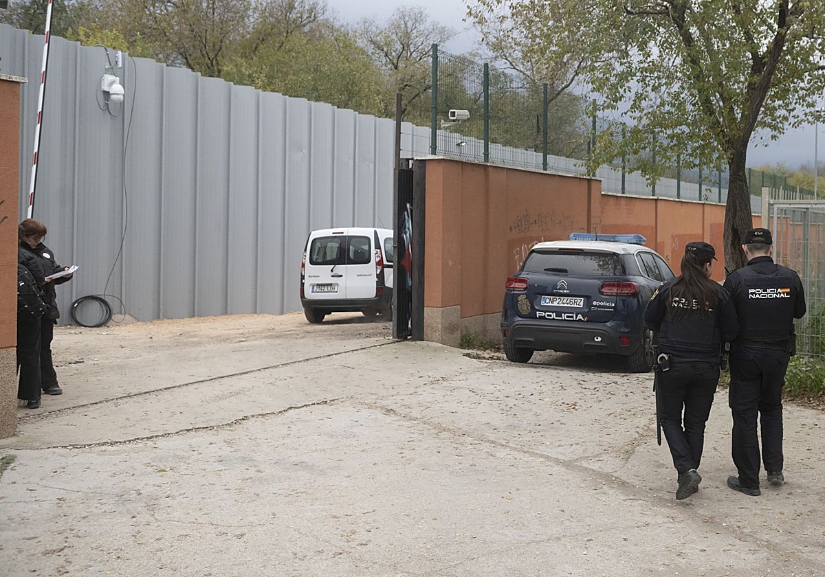 La Policía Nacional junto al centro de acogida de inmigrantes de Alcalá
