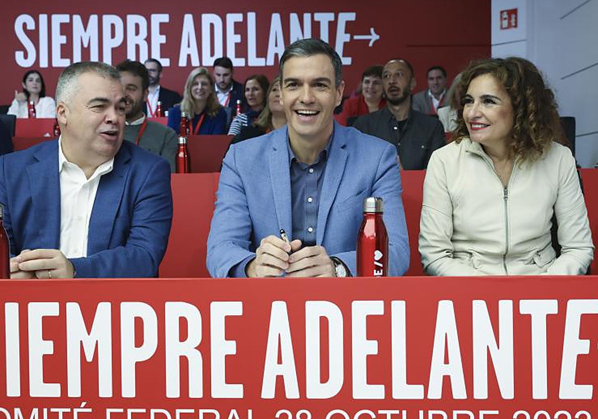 El presidente Pedro Sánchez (centro) junto a Santos Cerdán y María Jesús Montero en un Comité Federal en 2023