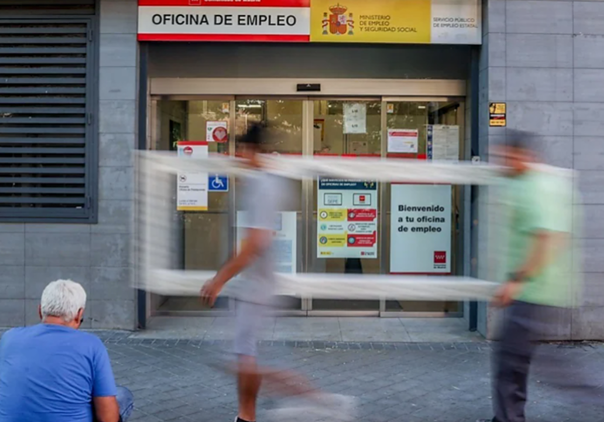 Varias personas pasan por delante de la oficina del SEPE