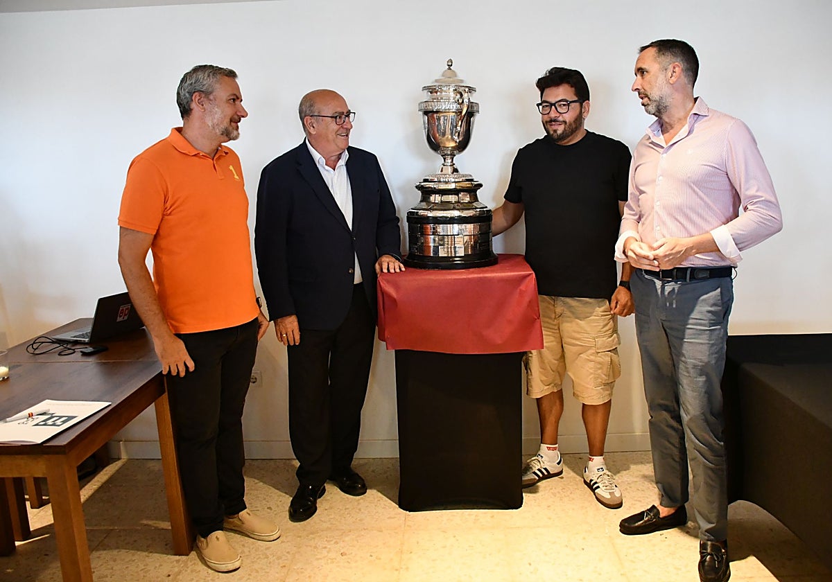 El diputado provincial,  el presidente de la Federación de Tiro Olímpico de Castilla-La Mancha,  campeón olímpico de tiro toledano,  y el concejal del Ayuntamiento de Toledo junto a La Copa