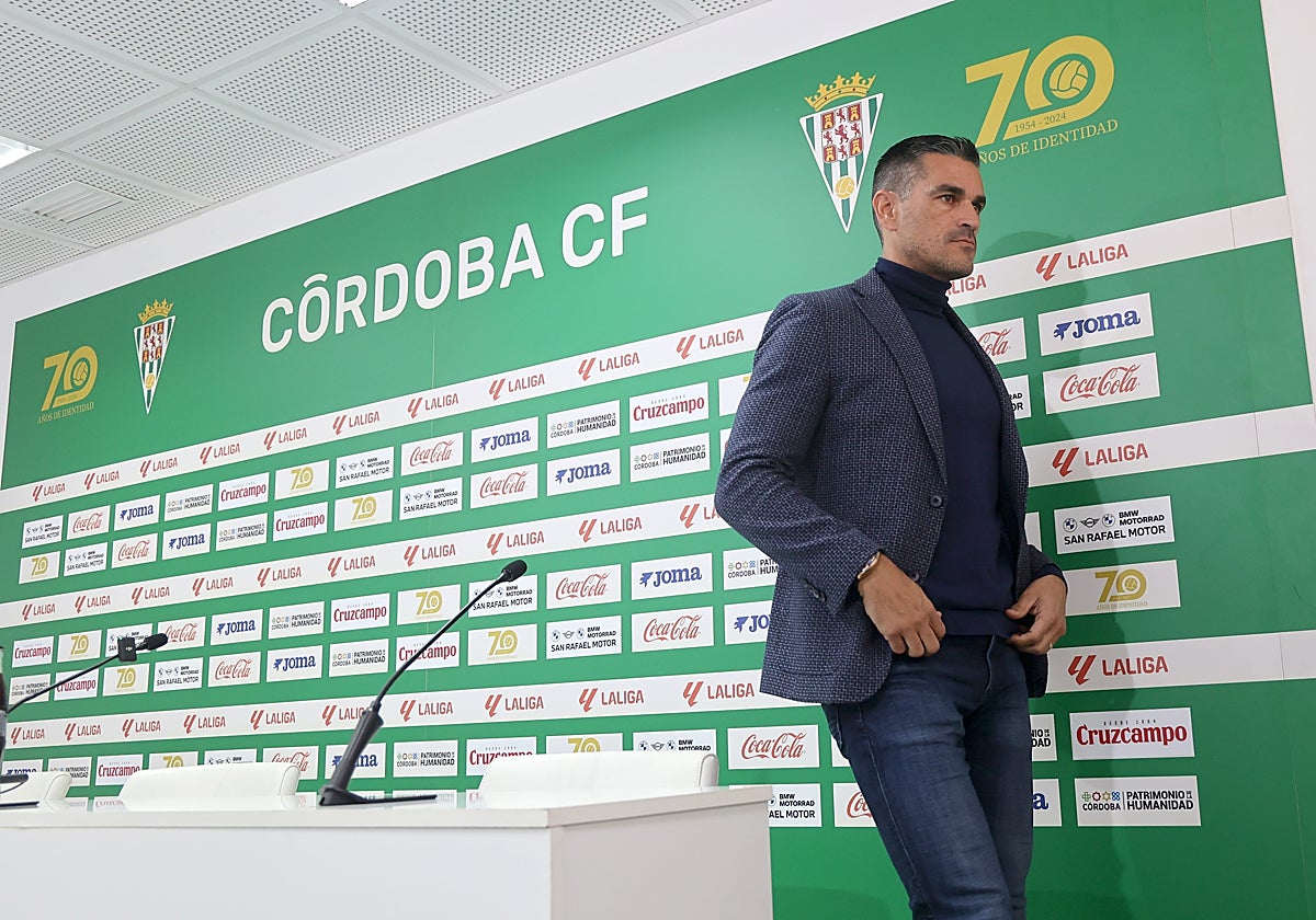 Juanito saliendo de sala de prensa tras la presentación de Magunazelaia
