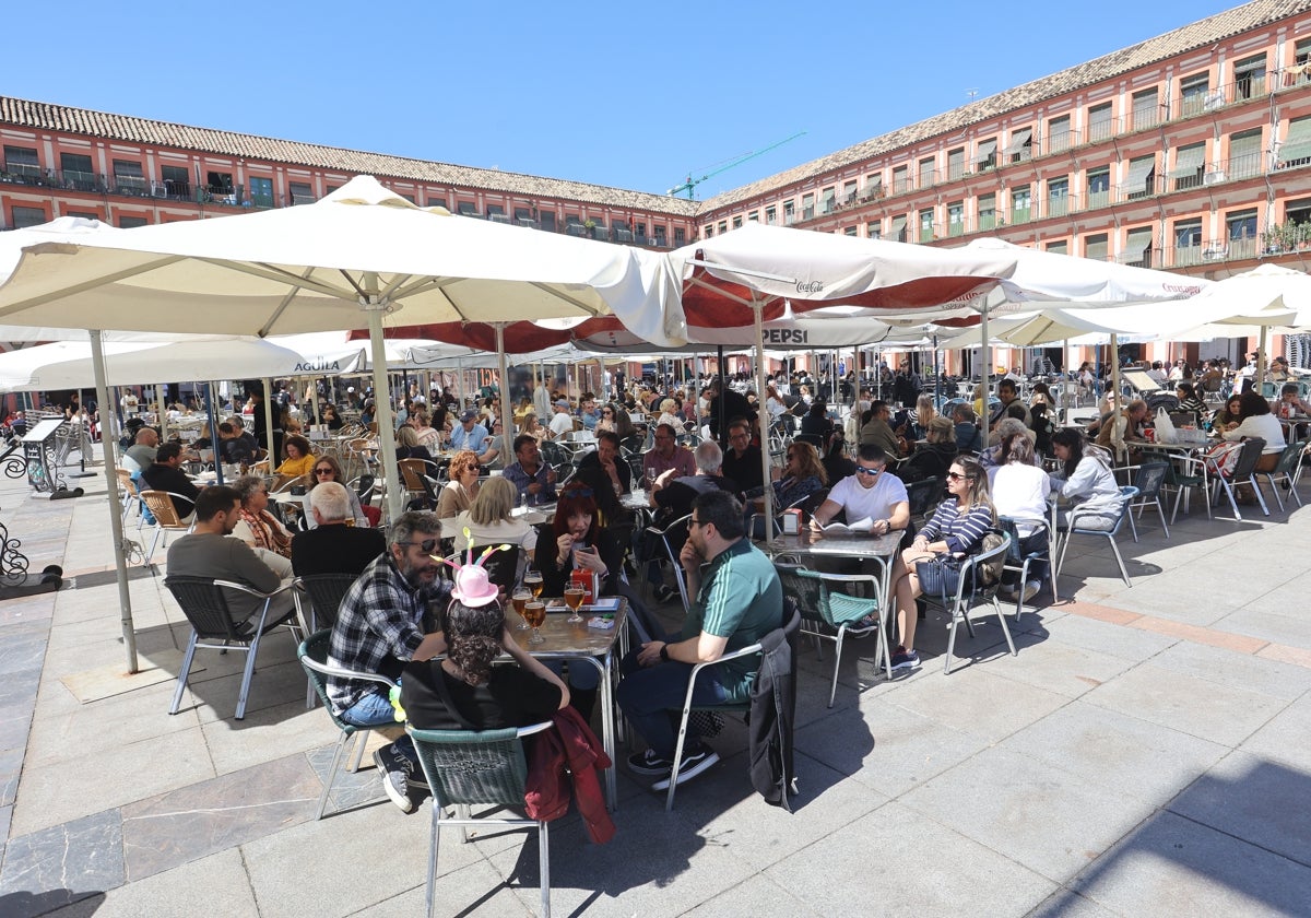 Veladores en al zona occidental de la plaza de la Corredera