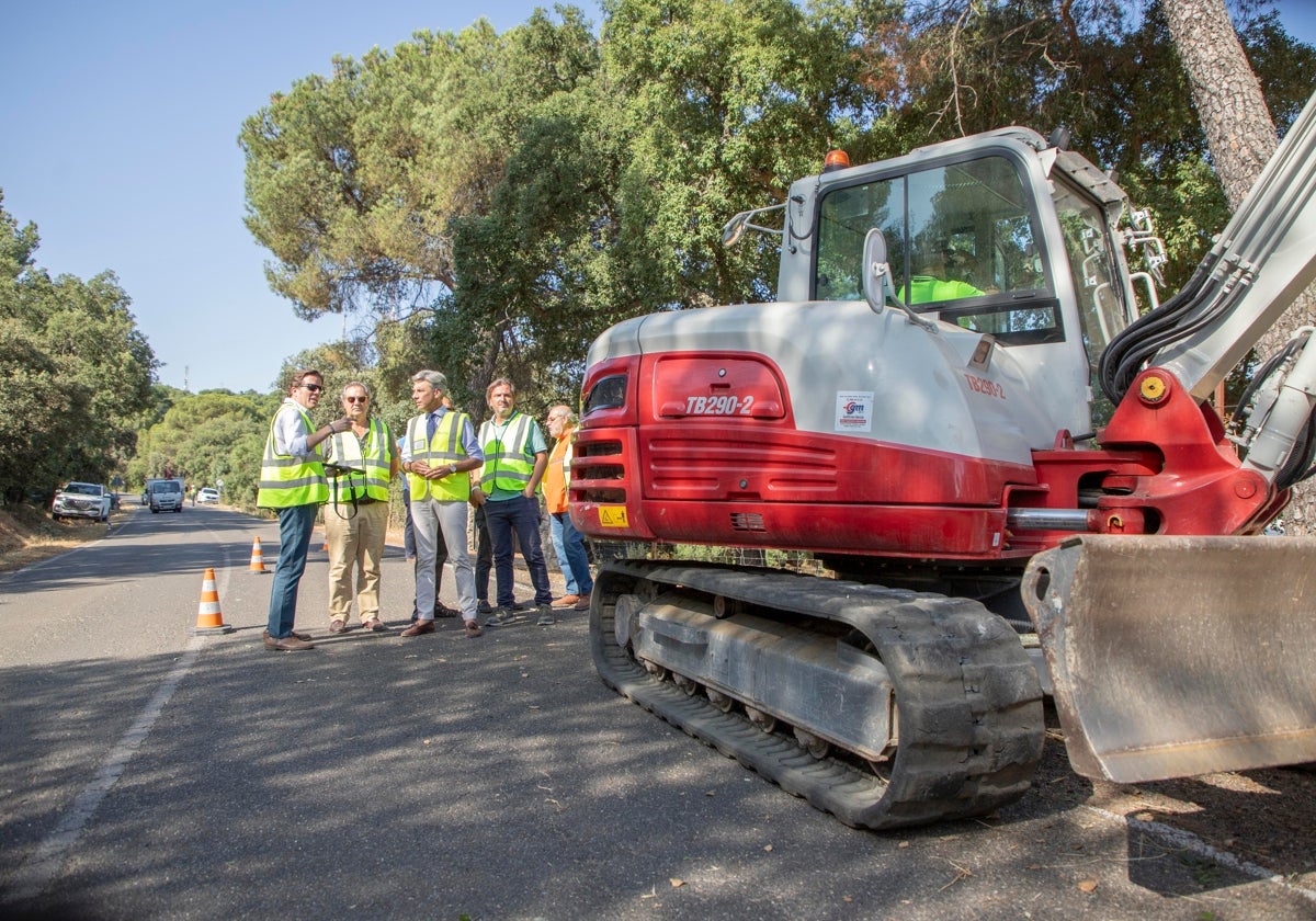 Lorite junto a los técnicos y encargados de las actuaciones en  una carretera de la Sierra de Córdoba