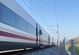 Ouigo desmiente a María Jesús Montero y dice que no fueron sus trenes los que se engancharon a la catenaria