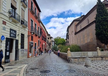 En el punto donde la Plaza de Santa Ana se une a la Carrera del Darro, el río discurre ya bajo tierra