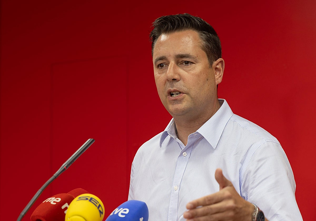 El secretario de Organización del PSOE de Castilla y León, Daniel de la Rosa, en un encuentro con miembros del partido en Salamanca