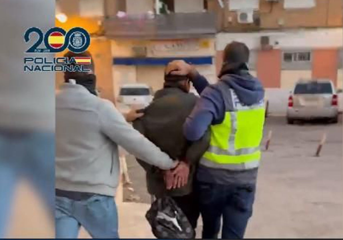 Un detenido en las calles de Córdoba en una imagen de archivo