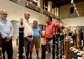 De sartenes a morteros o botellas: una exposición reúne instrumentos y utensilios de la tradición musical