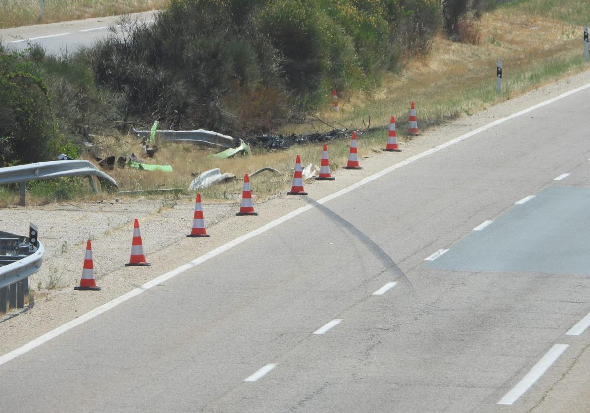 Lugar del accidente de Diogo Jota, con la huella de la frenada y los restos del coche