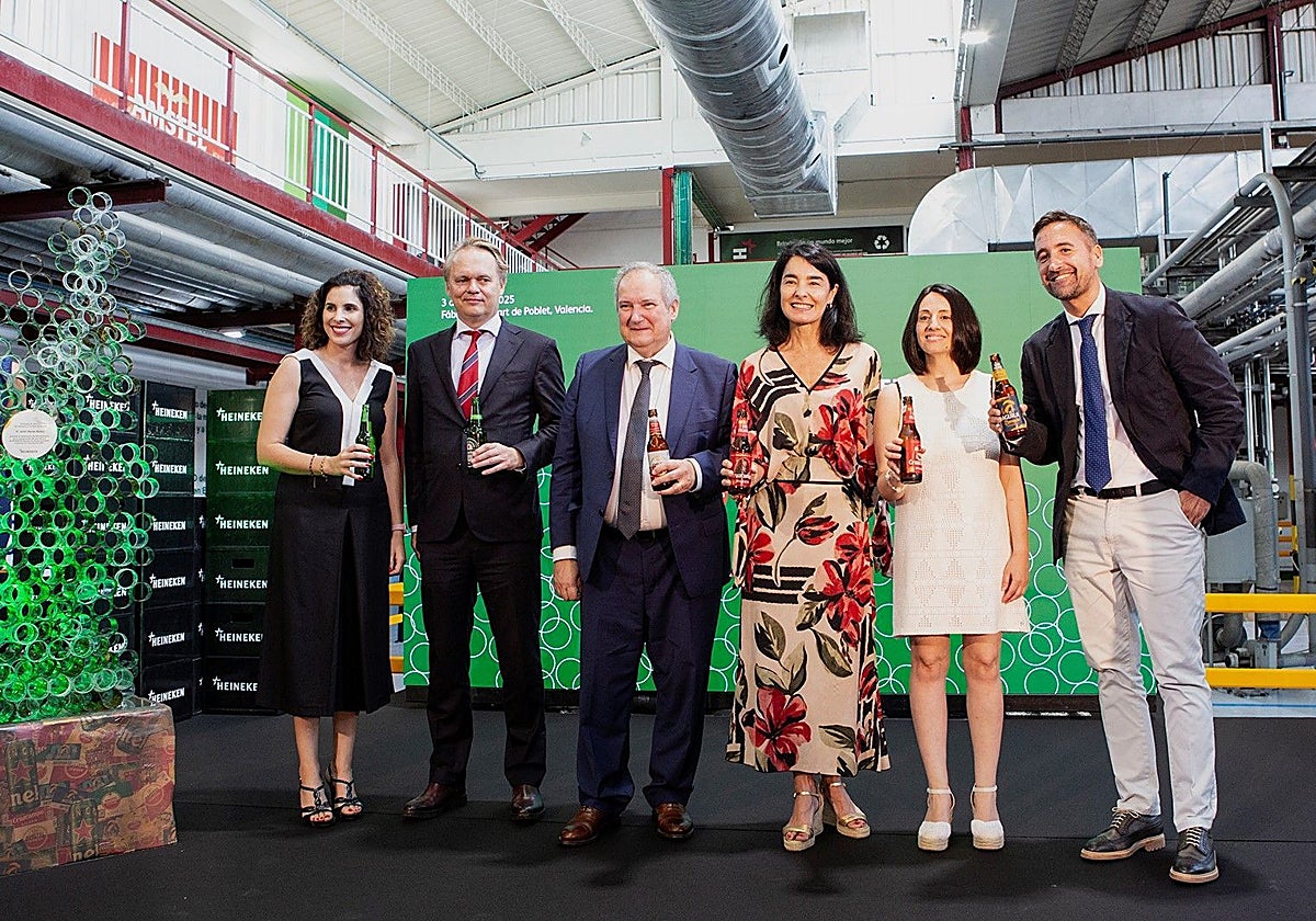 Cristina Mora, alcaldesa de Quart de Poblet; Etienne Strijp, presidente de Heineken; Jordi Hereu, ministro de Industria y Turismo; Carmen Ponce, directora de Asuntos Corporativos de Heineken; Rebeca Torró, secretaria de Estado; y Manuel García, director de la fábrica