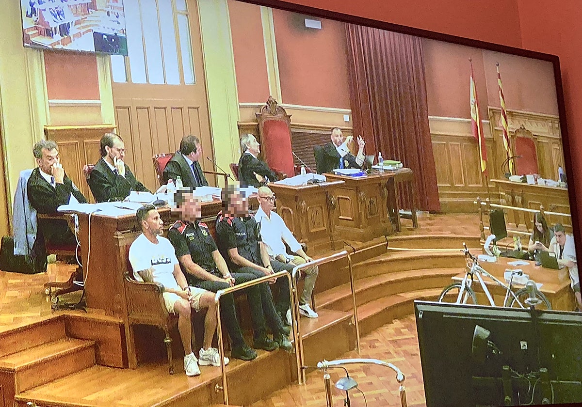 El sicario (izquierda) y el coacusado de la ejecución de Valentín Moreno, durante la primera sesión del juicio