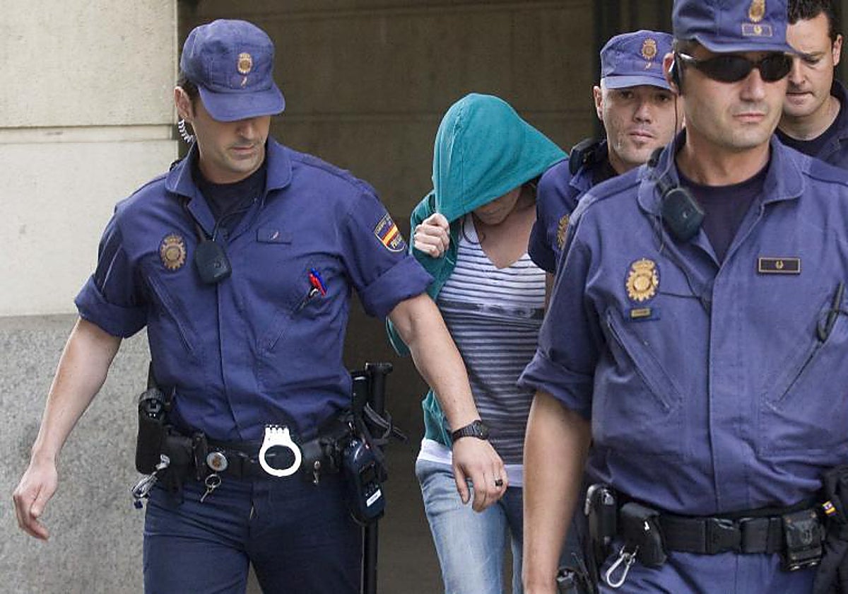 María García Mendaro se cubre el rostro con un gorro tras declarar por el caso Marta del Castillo en 2009