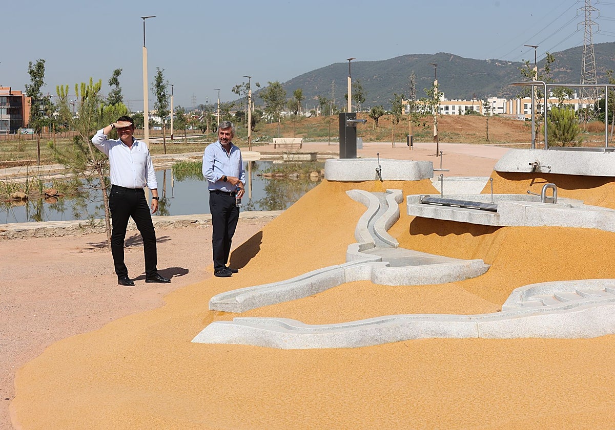 El alcalde, junto al presidente de Urbanismo, en el parque Princesa de Asturias